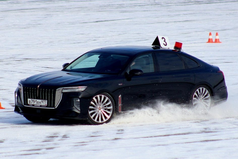 Hongqi представил свой новый седан на автодроме ФСО недалеко от Москвы