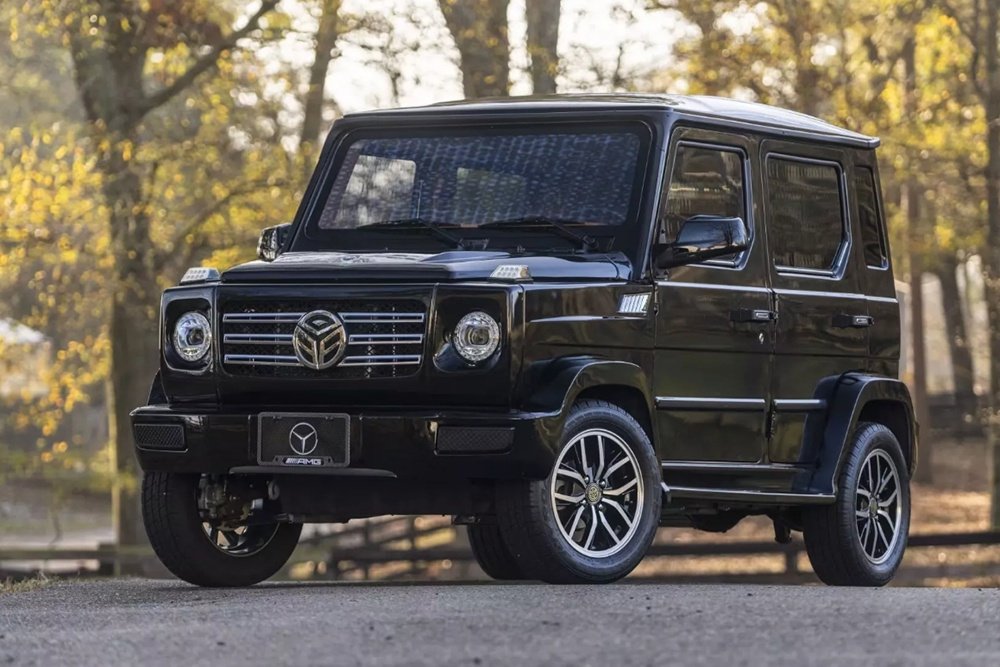 Mercedes G-Class почти за 1,9 миллиона рублей удивил прохожих на фотографиях