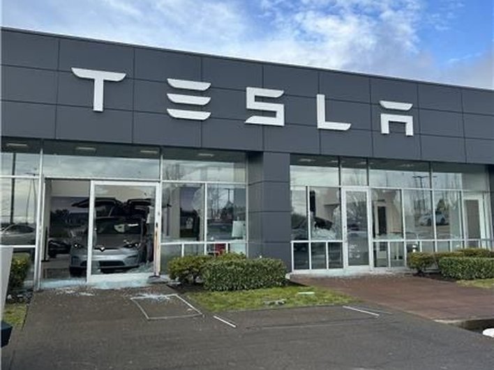 Tesla подверглась стрельбе в автосалоне в США