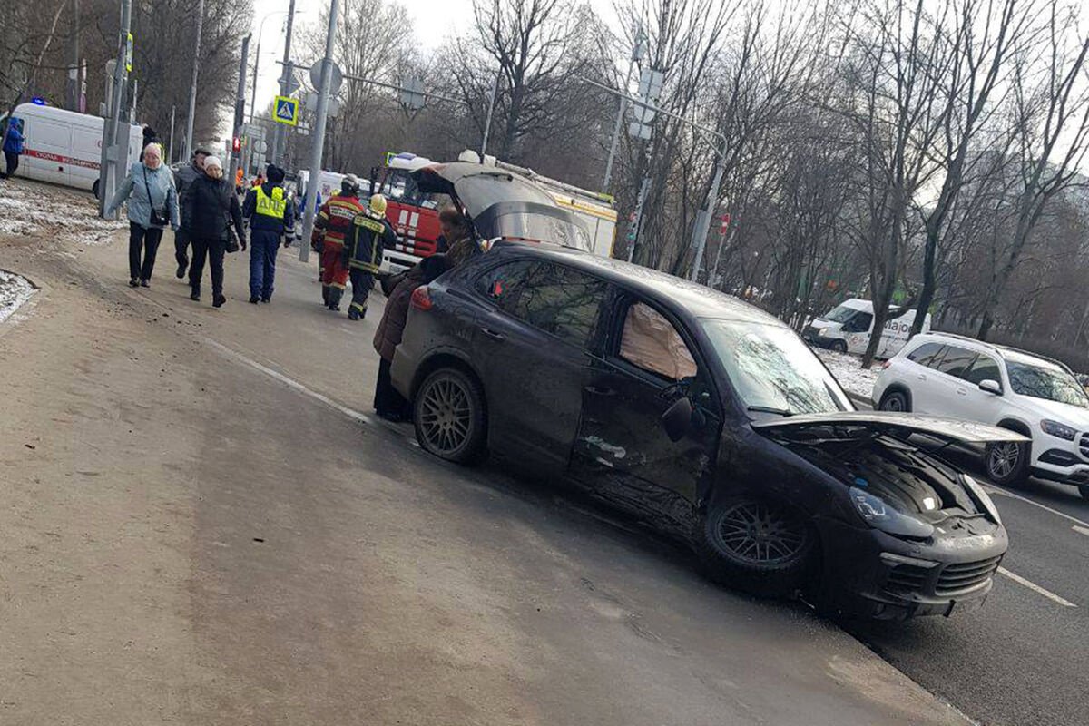 Гаишники врезались в Porsche супруги известного российского актера!