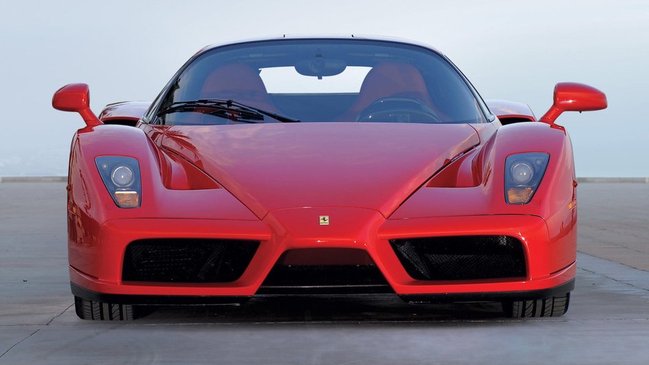 Почему боковые зеркала Ferrari Enzo отличаются друг от друга? Узнайте интересные факты!