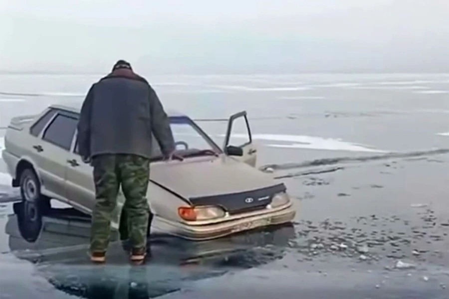 Lada оказалась в ловушке среди льдов Байкала