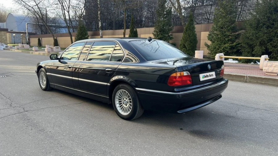 BMW 7 серии с V12 выставили на продажу за цену танка