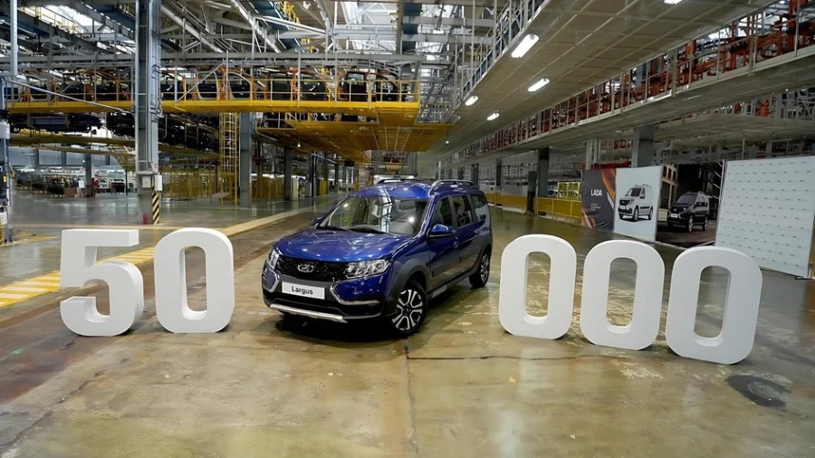АвтоВАЗ представил юбилейную версию Largus на ижевском заводе