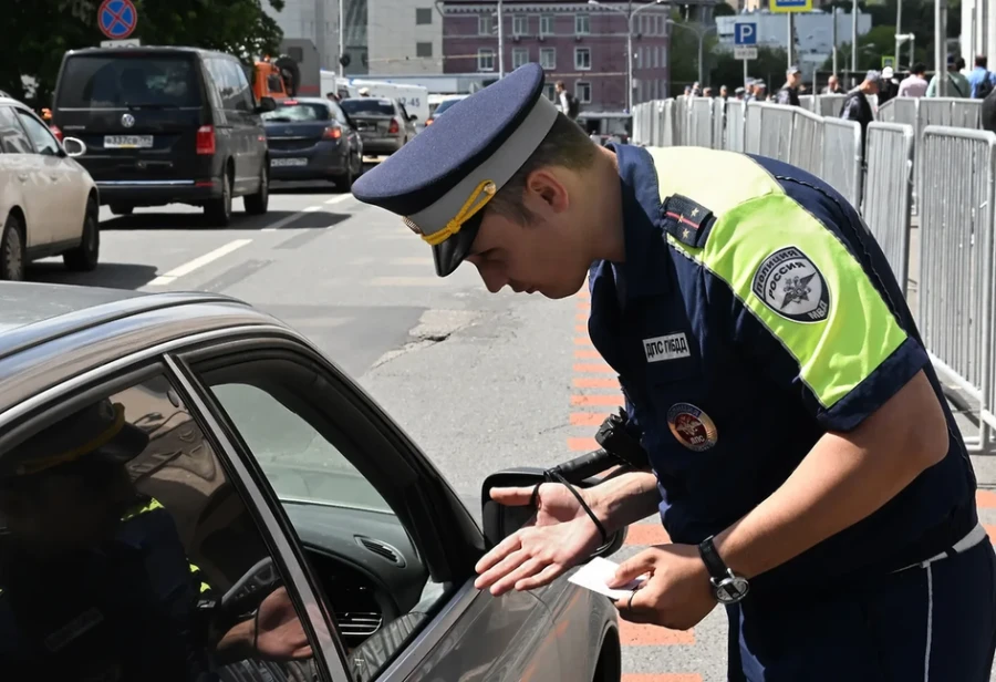 В Москве увеличилось количество водителей, останавливающихся на обочине дороги