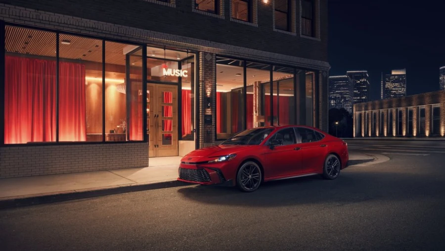Toyota представила спортивную версию Camry XV80 в эксклюзивном черном исполнении