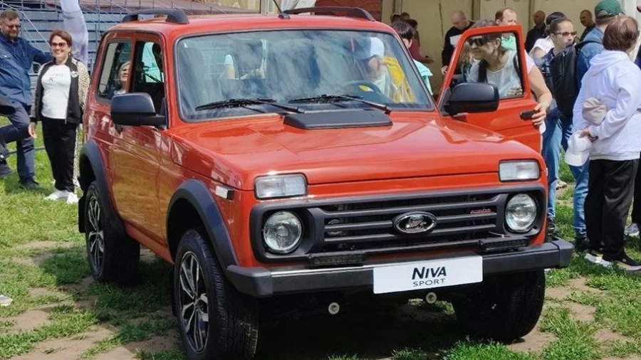 АвтоВАЗ расширяет палитру Vesta и Niva новыми яркими оттенками красного и оранжевого