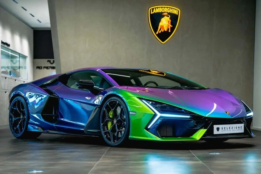 Lamborghini Revuelto с кузовом, меняющим цвет, ценой почти в миллион долларов