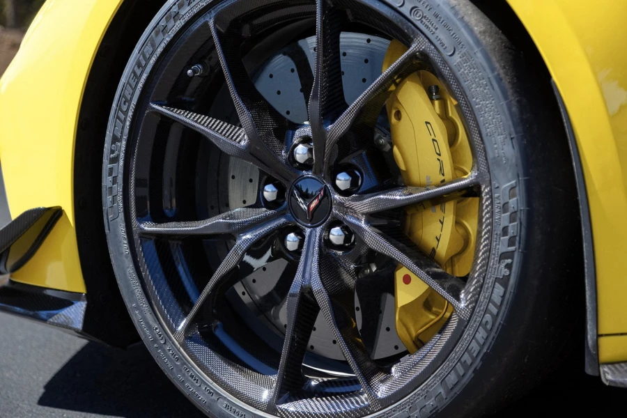 Corvette от Chevrolet теперь оснащен десятипоршневыми тормозами