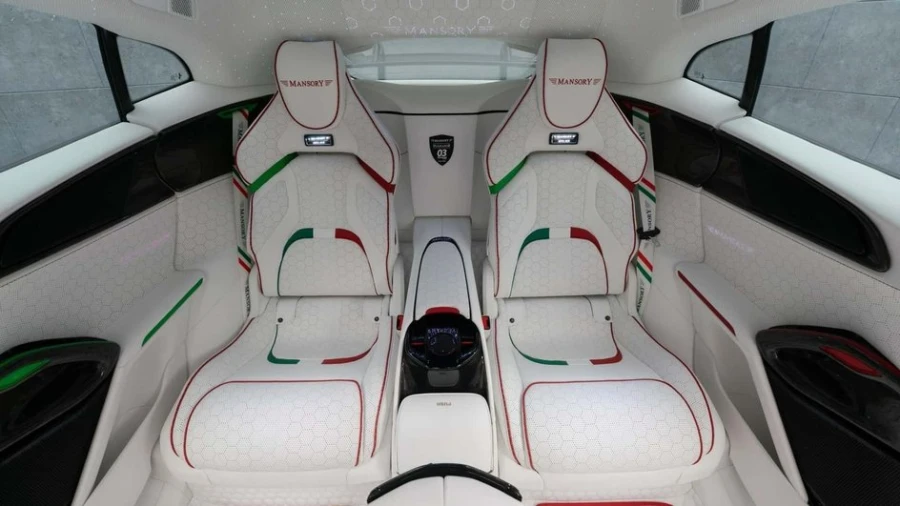 Ferrari Purosangue необычно преобразован Mansory с двумя спойлерами