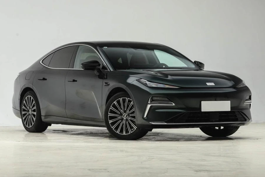 Geely представил большой седан с запасом хода 1600 км по неожиданно низкой цене