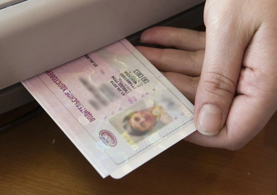 Россиян предупредили о взысканиях за управление автомобилем с истёкшими правами