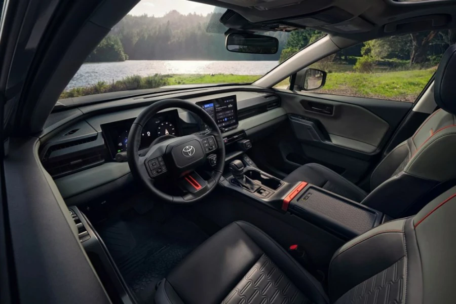 Toyota представляет обновленный RAV4: гибридные версии и смелый новый дизайн