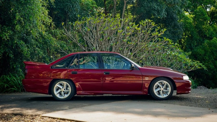 Редкий Holden Commodore появился на рынке по цене Vesta Sport