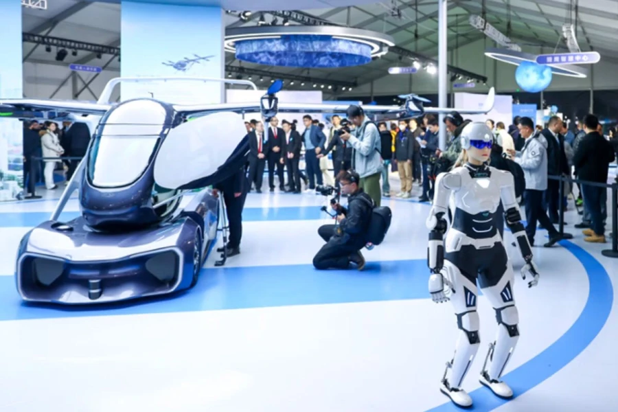 Chery анонсировала инновационного робота-продавца для автосалонов