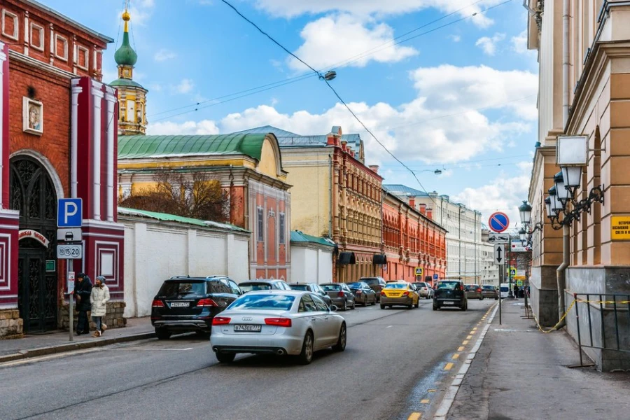 Контроль на пяти центральных улицах Москвы усилен инспекторами МАДИ