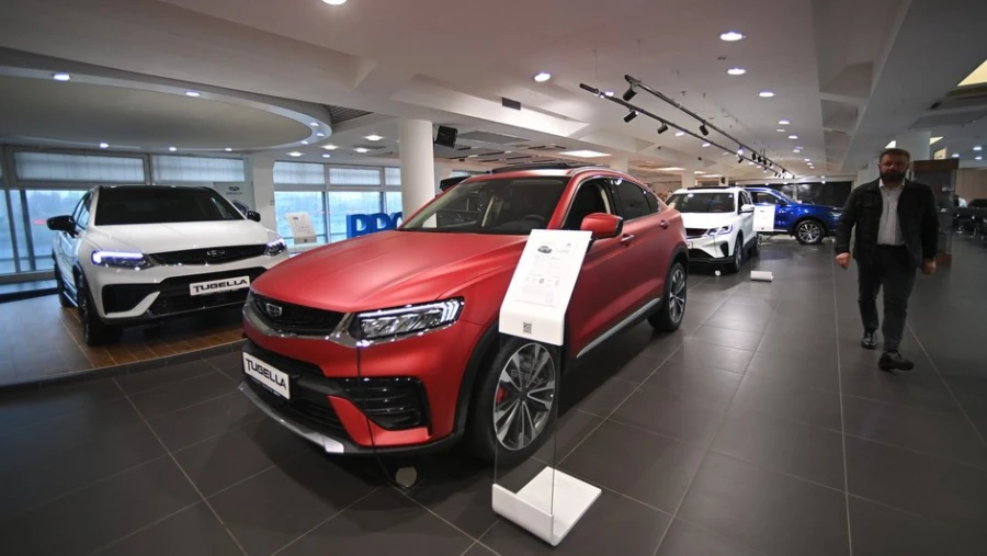 Новые легковые автомобили в РФ стали менее популярны: падение продаж на 26% в апреле