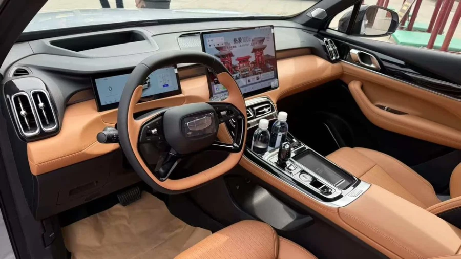 Geely представляет новый кроссовер за 1,1 миллиона рублей, но скрывает секреты