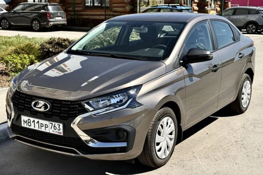 Lada представила фотографии доступной версии с штампованными дисками