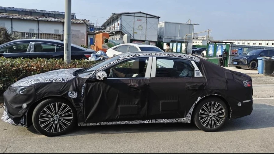 Geely представляет новый седан в расширенной линейке Galaxy