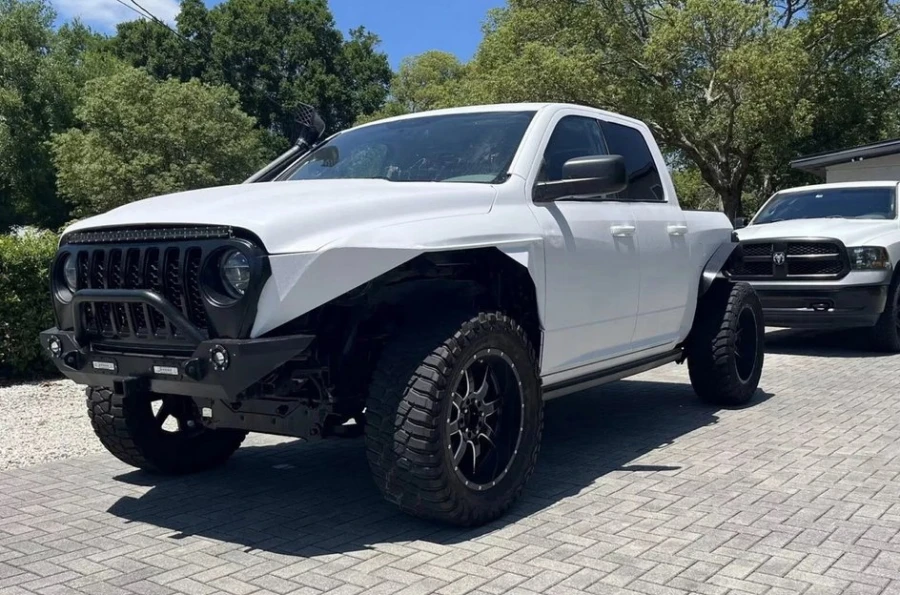 RAM создал внедорожный пикап с уникальным дизайном в стиле Jeep: результат впечатляет