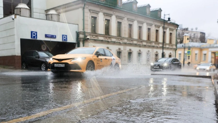 Опасности вождения по лужам: четыре неожиданные проблемы за рулем