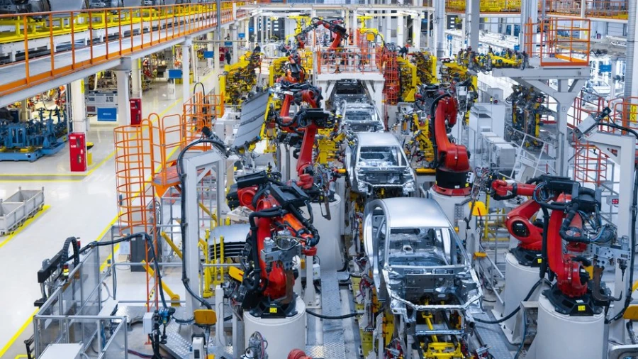 После ухода западных автомобильных брендов 83% заводов продолжают свою деятельность, по данным Ромир