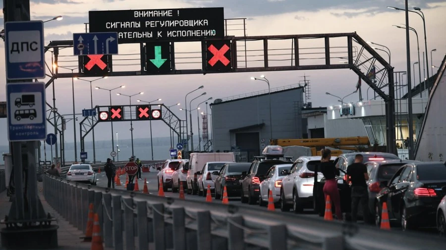 Крымский мост: в Минтрансе раскрыли причины беспрецедентной пробки