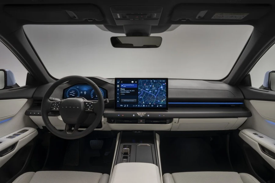 Lexus презентует новый гибридный седан ES: автомобиль запечатлен на фотографиях